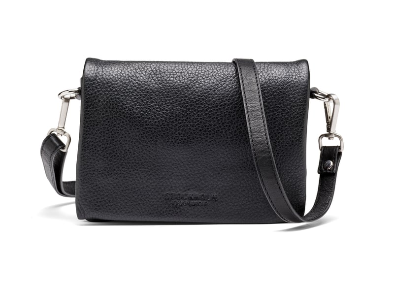 Praktisk crossbodyväska STOCKHOLM DESIGN GROUP Praktisk crossbodyväska STOCKHOLM DESIGN GROUP