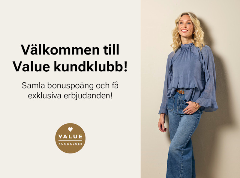 Kvinna i blå blus och jeans bredvid välkomsttext för Value kundklubb som erbjuder bonuspoäng och exklusiva erbjudanden.