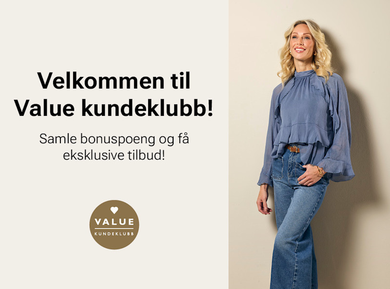 Markedsføringsbilde for Value kundeklubb med person i blå bluse og jeans mot beige bakgrunn, med tekst om bonuspoeng.