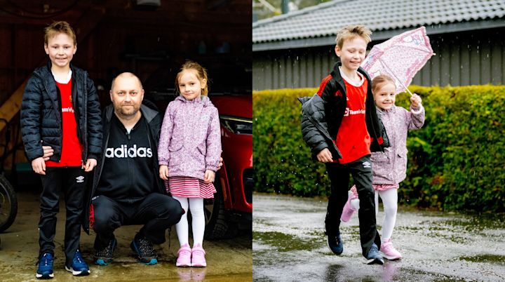 To barn og en mann poserer i en garasje, og barna løper ute i regnet med paraply foran en hekk.