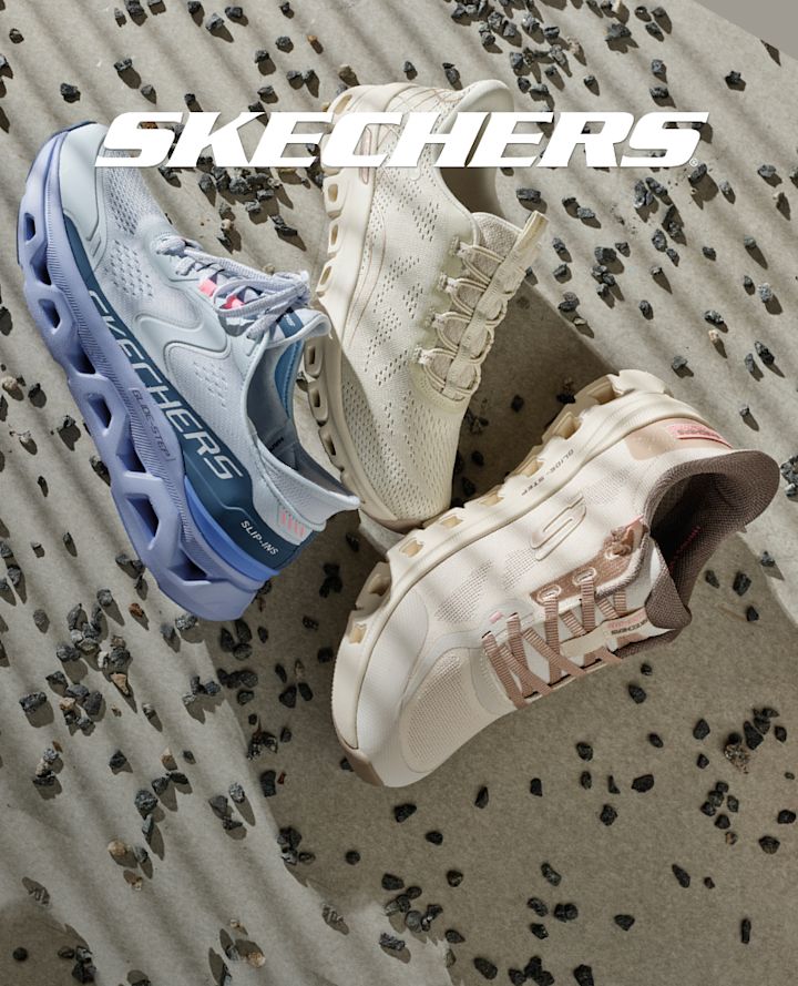 Tre Skechers träningsskor på sandig bakgrund - ljusblå med blå detaljer och två beige/vita sneakers med luftig design.