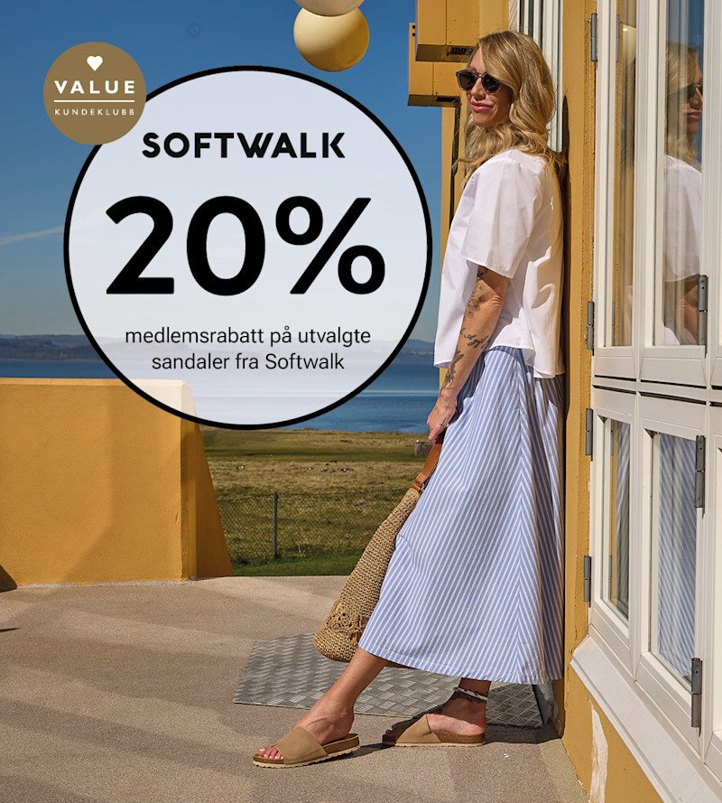 Kvinne i stripete skjørt med beige flade sandaler fra Softwalk. 20% medlemsrabatt på utvalgte sandaler.