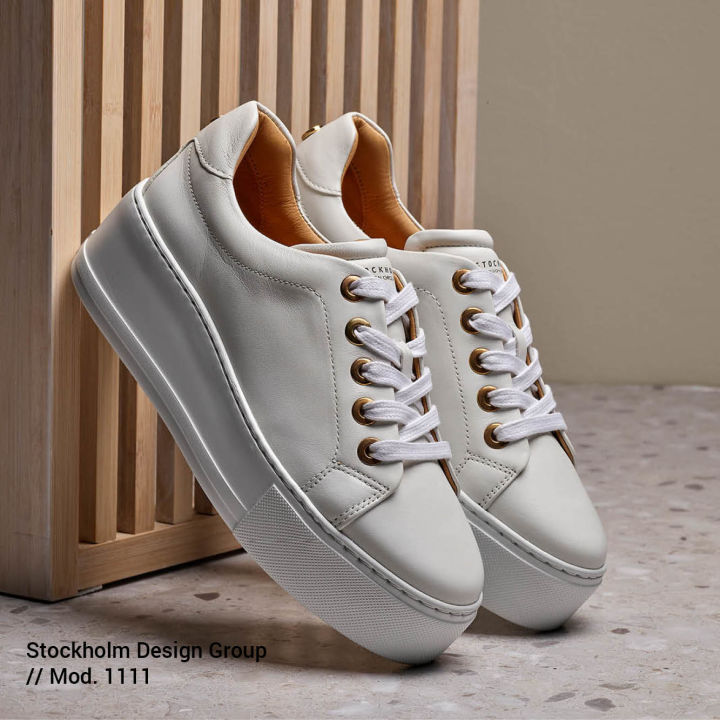 Hvite sneakers på plattformsåle fra Stockholm Design Group V231111