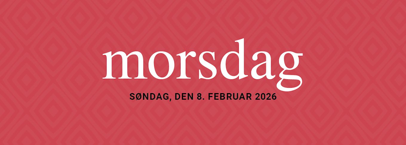 Rød bakgrunn med diamantmønster og teksten "morsdag" i hvit skrift, datert "SØNDAG, DEN 8. FEBRUAR 2026"