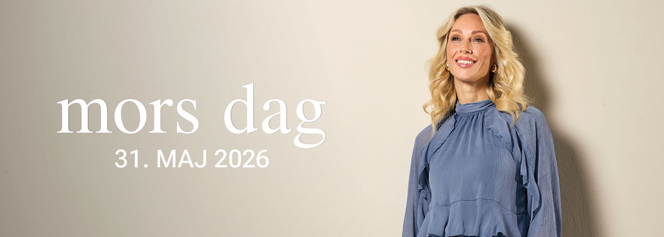 Person i blå blus mot beige bakgrund med texten "mors dag 31. MAJ 2026" i vitt.