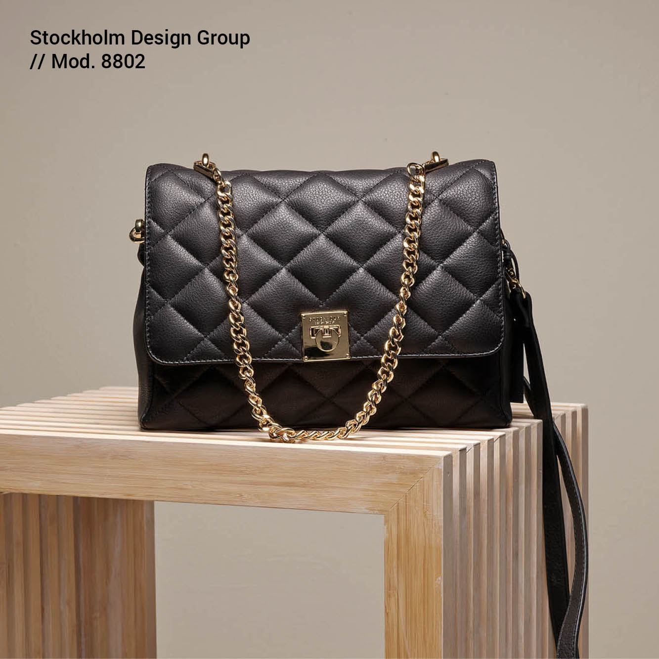 Sort veske med gulldetaljer fra Stockholm Design Group 8802