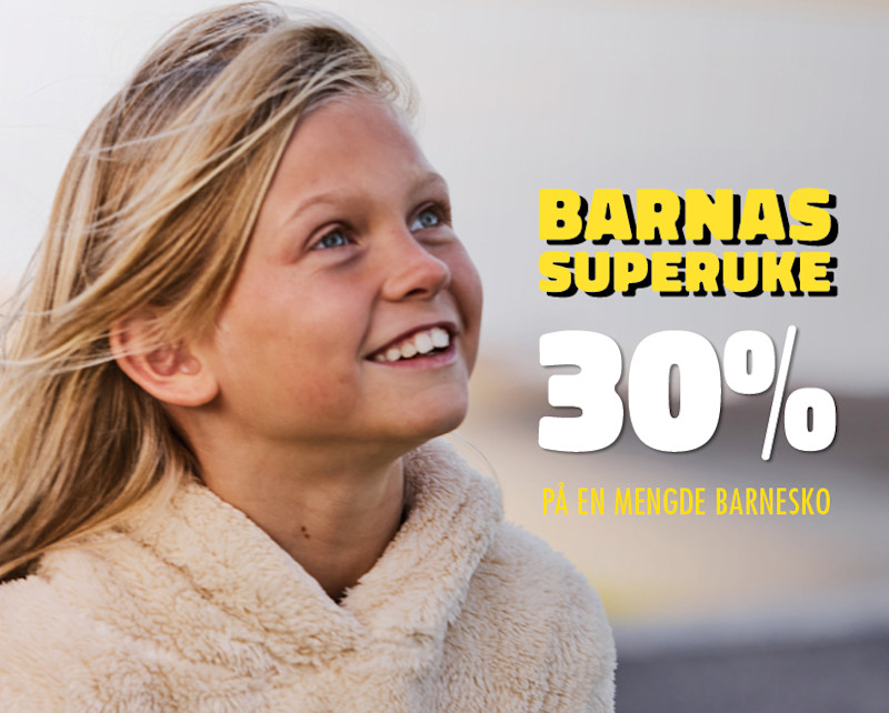 Smilende jente med langt blondt hår i beige fleecegenser. Tekst: Barnas Superuke – 30% på en mengde barnesko.