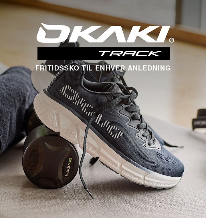 Blå OKAKI Track fritidssko med hvit såle, vist med OKAKI-logo og teksten "FRITIDSSKO TIL ENHVER ANLEDNING".