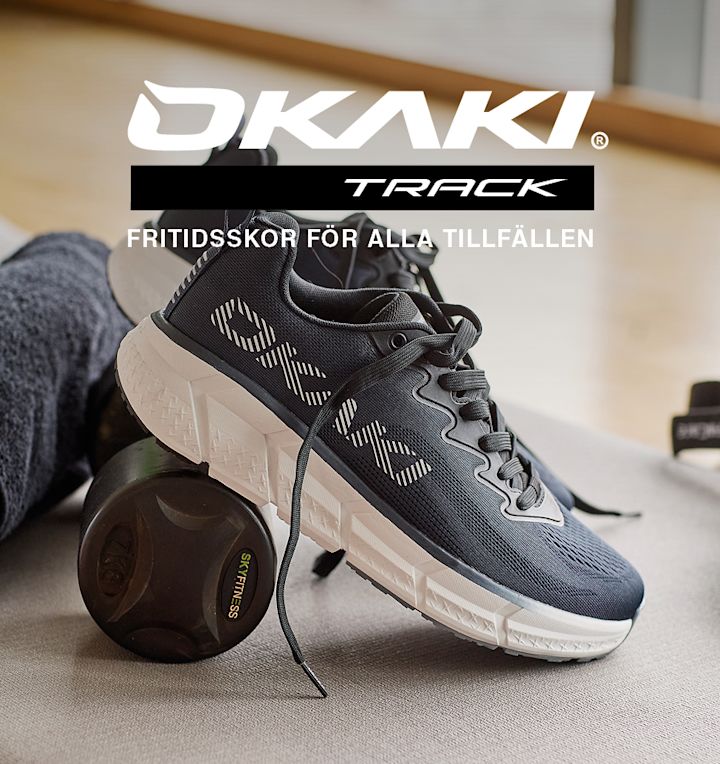 Blå OKAKI Track fritidsskor med vit sula, sportigt utformade för vardagsbruk, visas med logotyp och slogan.