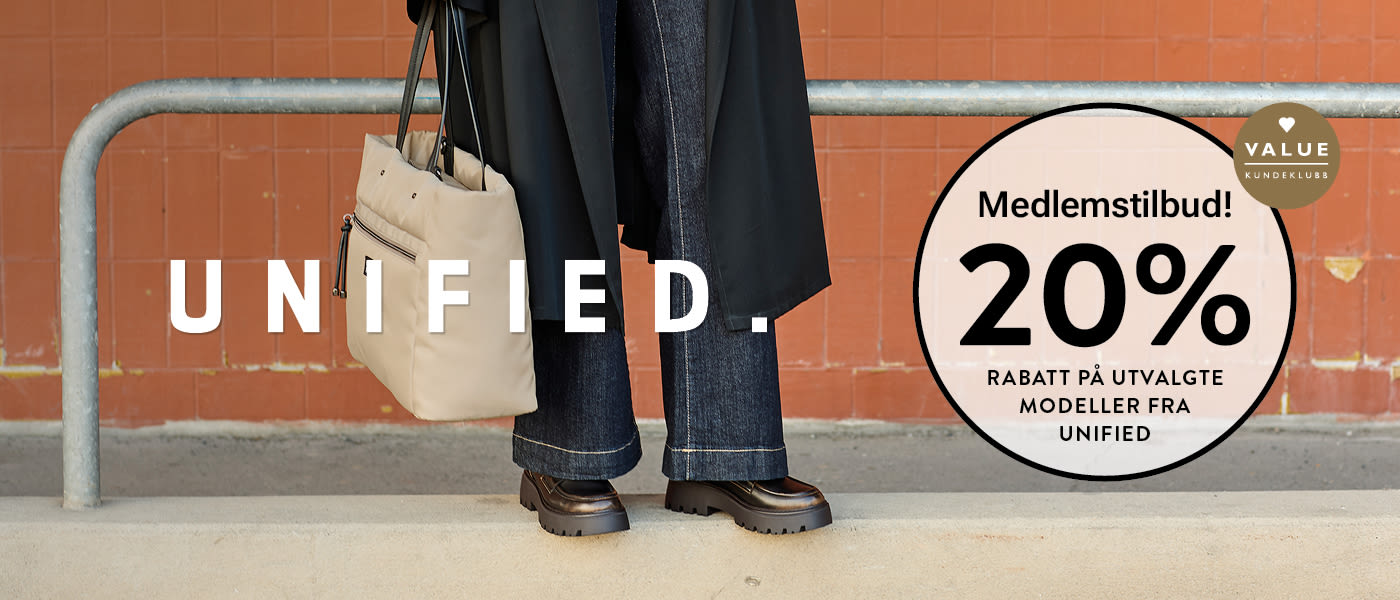 Person med brune chunky loafers og mørke jeans, bærer veske. Medlemstilbud: 20% rabatt på utvalgte UNIFIED-modeller.