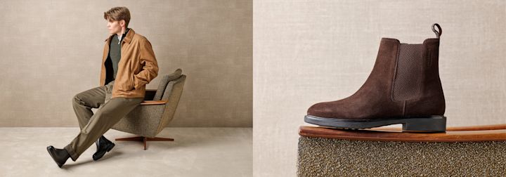 En man sitter i en stol iförd bruna skor och en jacka, medan en brun mocka-Chelsea-boot visas i närbild på armstödet.