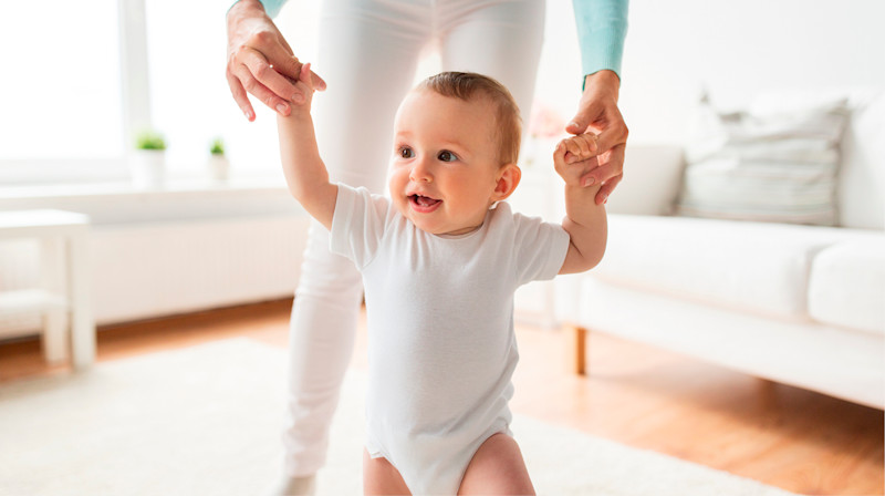 Baby lærer å gå.