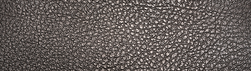 Mörk hud med tydlig textur och fina, ojämna rynkor som ger ett naturligt intryck.