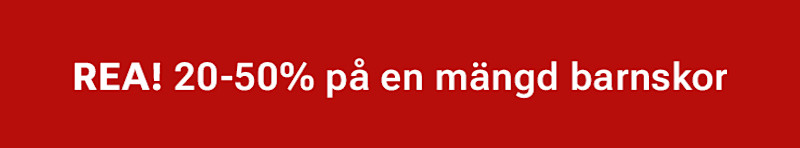 Röd banderoll med vit text som annonserar "REA! 20-50% på en mängd barnskor"