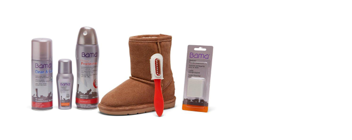 Skor av mocka med produkter för skovård.