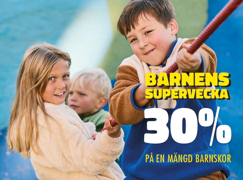 Barn i fluffiga jackor leker utomhus. "Barnens supervecka" med 30% rabatt på en mängd barnskor.
