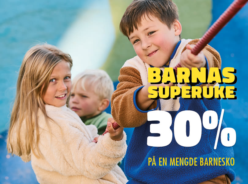Barn leker utendørs med teksten "BARNAS SUPERUKE 30% PÅ EN MENGDE BARNESKO" i gult og hvitt på blå bakgrunn.