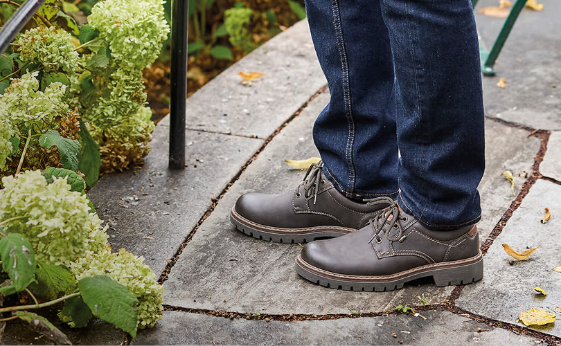 Person med mørkeblå jeans og brune støvler fra Softwalk. Medlemstilbud! 20 % på utvalgte modeller fra Softwalk.