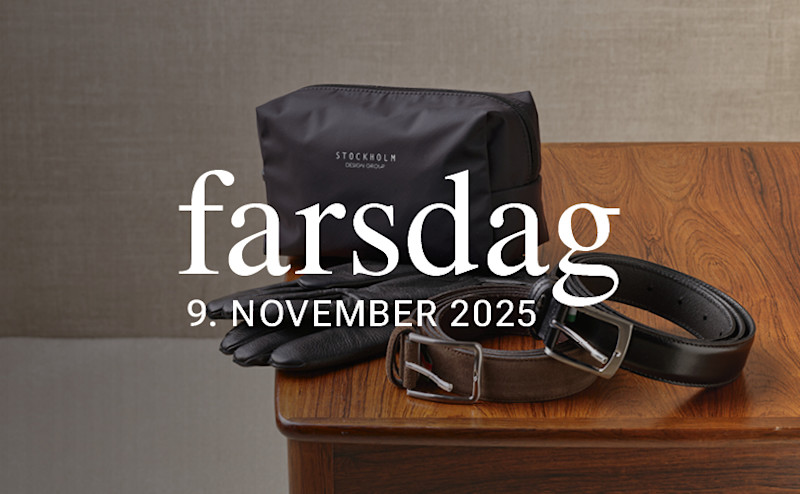 Sort toalettmappe, svarte hansker og to belter lagt på et trebord med teksten "farsdag 9. november 2025" over.