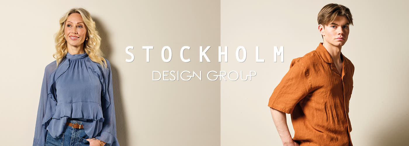 To personer i moderigtige outfits med "STOCKHOLM DESIGN GROUP" logo i midten. Kvinde i blå bluse og mand i rustrød skjorte.