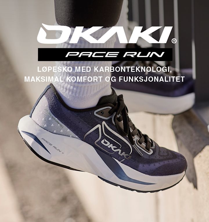 Blå OKAKI Pace Run løpesko med hvit såle, vist på fot med hvit sokk. Tekst fremhever komfort og karbonteknologi.