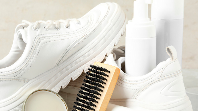 Hvite sko med produkter for skopleie.