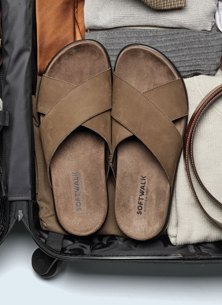 Brune semsket sandaler med kryssede stropper fra Softwalk, pakket i en koffert med klær og belte.