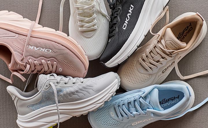Fem OKAKI-sneakers i ulike farger: rosa, hvit, svart, beige og lyseblå, med tykk såle og snøring.