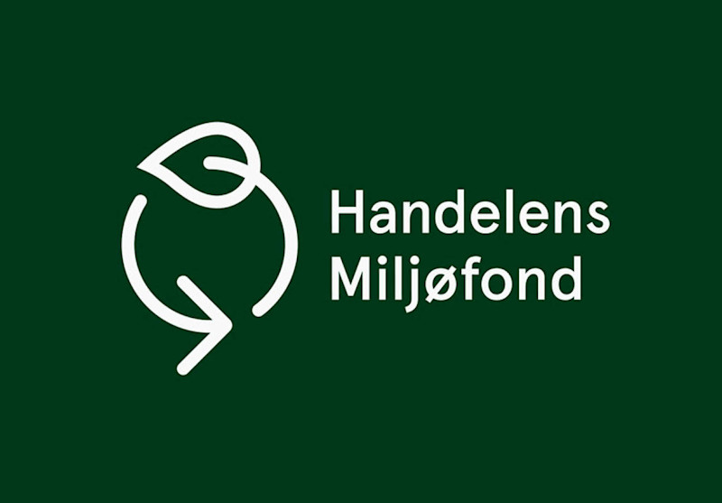 Logo: Handelenes Miljøfond med en hvit sirkel og pil som omslutter et stilisert blad på mørkegrønn bakgrunn.