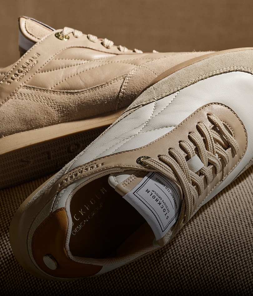Elegante beige sneakers i skinn og semsket skinn med kontrastdetaljer og beige lisser, vist fra forskjellige vinkler.