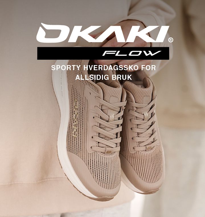 Beige OKAKI Flow sportssko med strikket overflate og hvit såle, holdt i hånden. Tekst viser "sporty hverdagssko for allsidig bruk".