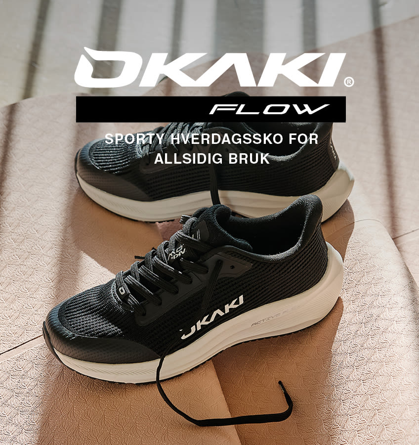 Sorte OKAKI Flow sportssko med hvid sål på lyserødt underlag. Tekst viser "SPORTY HVERDAGSSKO FOR ALLSIDIG BRUK".