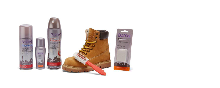 Sko af nubuck med produkter til skopleje.