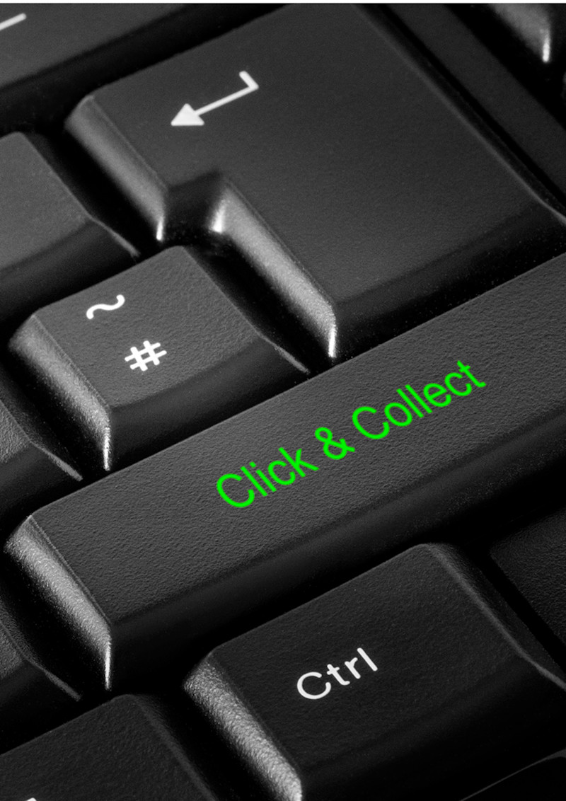 Närbild av ett svart tangentbord med en stor tangent märkt "Click & Collect" i grön text.
