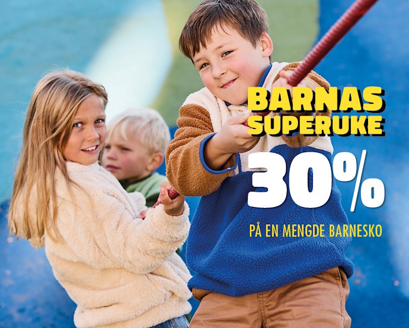 Barn i koselige vinterklær leker utendørs. Reklamebanner for "Barnas Superuke" med 30% rabatt på  en mengde barnesko.