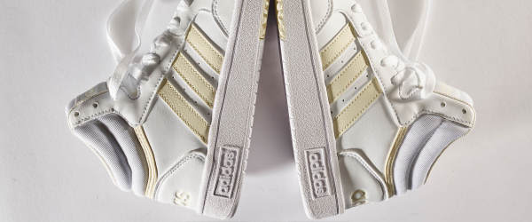 Hvide Adidas-sko