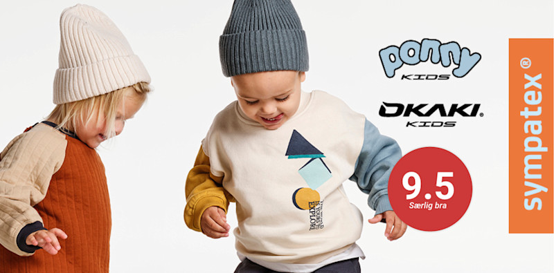 To små barn med luer og fargerike klær leker sammen, omgitt av logoene Ponny Kids, Okaki Kids og Sympatex, samt vurderingen 9.5 Særlig bra.