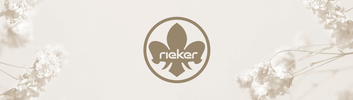 Rieker-logo i gyllen brun farge på lys bakgrunn med dekorative blomster i hjørnene, elegant og minimalistisk design.
