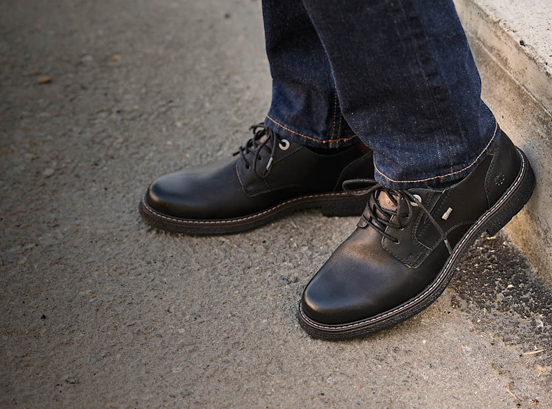 Svarte snøresko i skinn fra Softwalk med robust såle, brukt med mørke jeans. Klassisk og casual stil for menn.