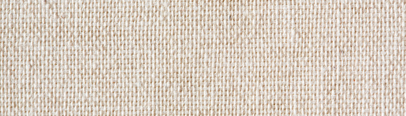 Nærbilde av beige tekstil med tett, jevn vevstruktur i horisontale og vertikale tråder.