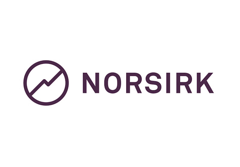 Logotyp: En cirkel med en uppåtgående zickzack-linje inuti, följt av texten "NORSIRK" i versaler.