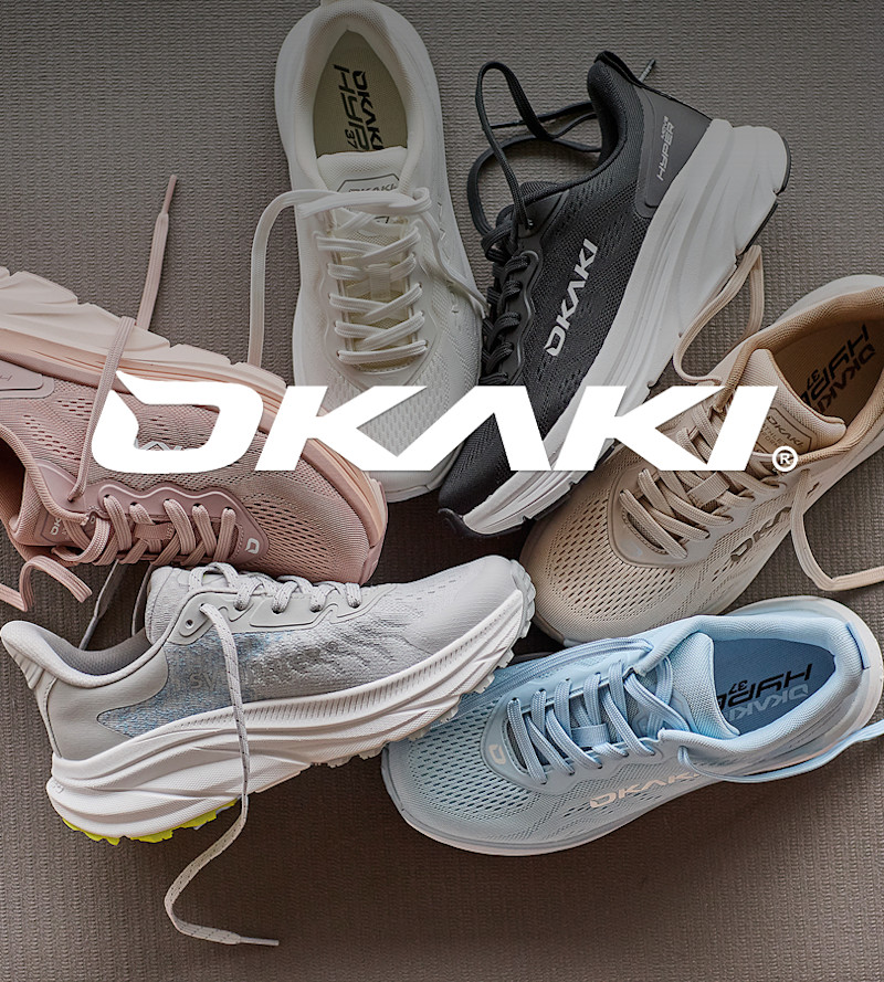 Samling av Okaki fritidssko i forskjellige farger - rosa, hvit, grå, beige og lyseblå - arrangert på grå bakgrunn.