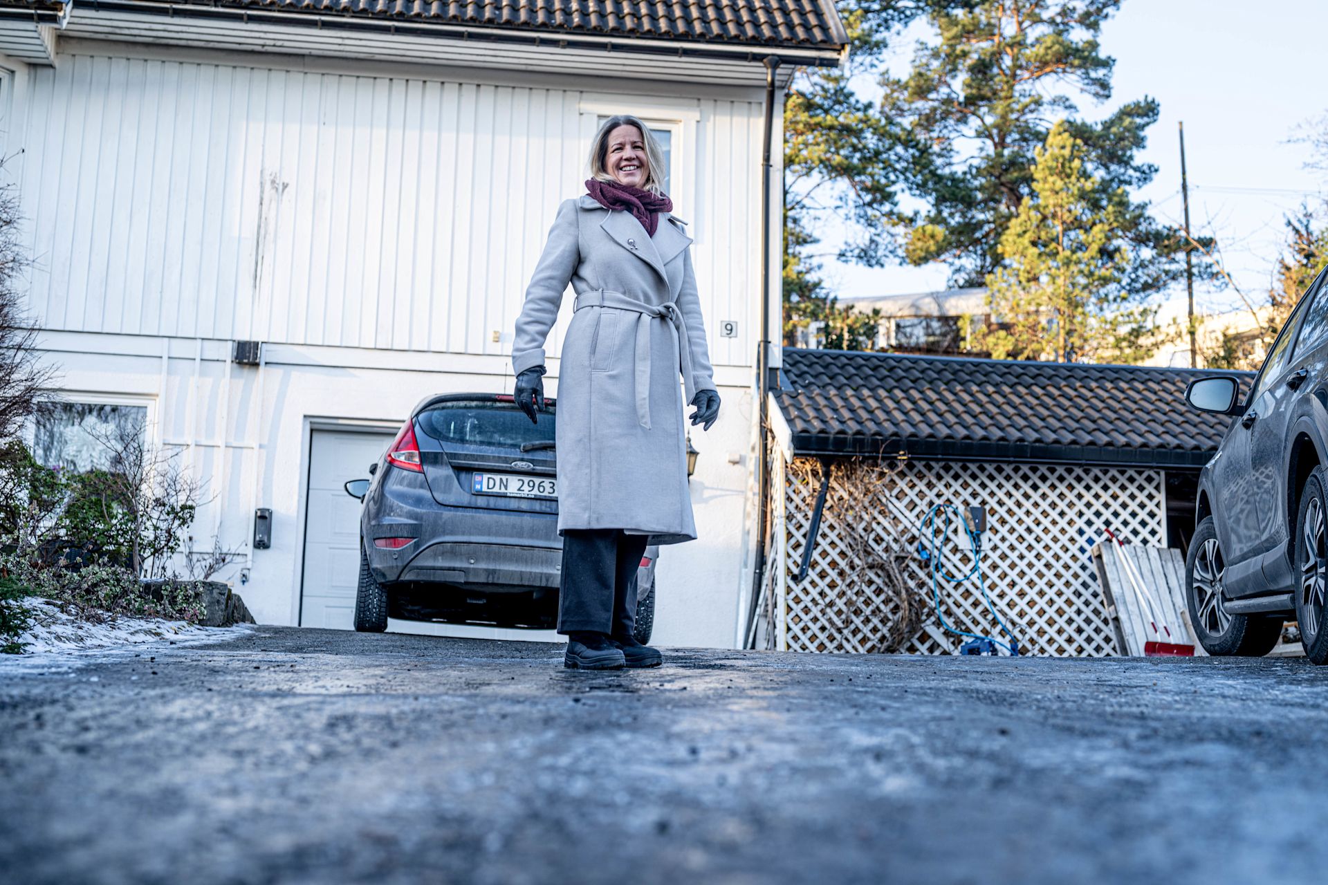 FULL KONTROLL: Med broddene ute kan Camilla trygt gå ned innkjørselen, selv på det glatteste vinterføre! Foto: Aller Concept Store