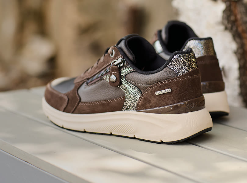 Bruna fritidsskor från Softwalk med mönstrade detaljer, sidodragkedja och tjock beige sula, placerade på en träyta utomhus.