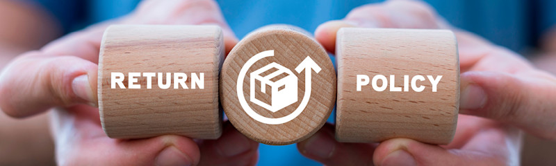 Tre treklosser hållna av två händer med texten "RETURN" på den vänstra klossen, en låda med en pil som går runt på den mellersta klossen, och "POLICY" på den högra klossen.
