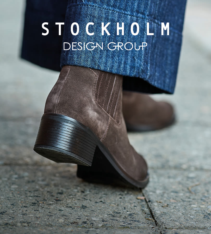 Brune semsket chelsea-støvletter med blokkert hæl fra Stockholm Design Group, vist under blå bukser.