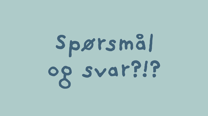Teksten "Spørsmål og svar?!?" skrevet med blå håndskrift på lys blå bakgrunn.