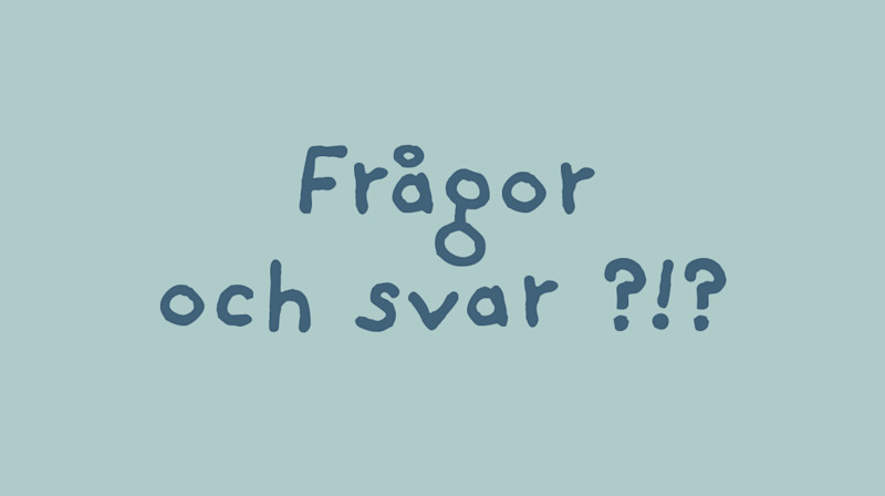Texten "Frågor och svar?!?" skriven med blå handstil på ljusblå bakgrund.