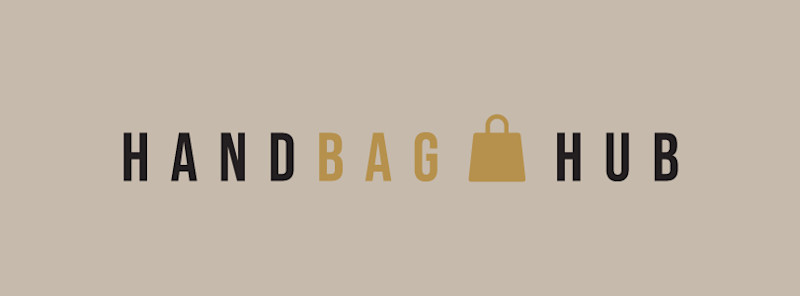 Logotyp: Texten "HANDBAG HUB" med en guldfärgad handväska-ikon mellan orden på beige bakgrund.