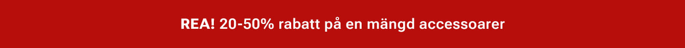 Röd banderoll med vit text som annonserar "REA! 20-50% rabatt på en mängd accessoarer"